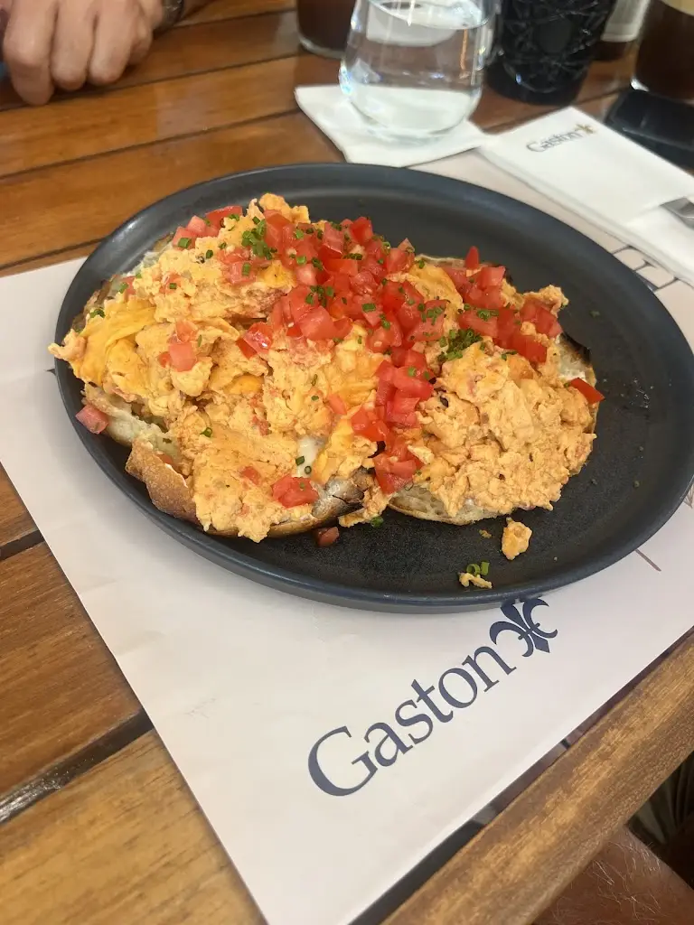 Manna M_Gaston_Néa Smýrni_review