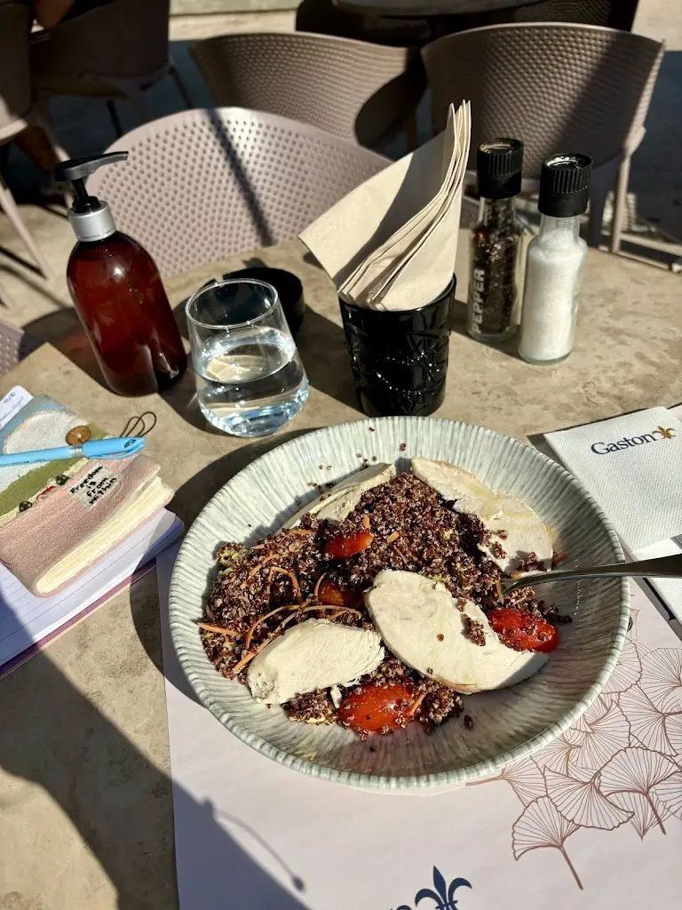 Antonia Halama_Gaston_Néa Smýrni_review