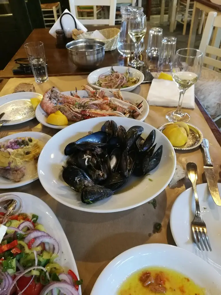 Kostantaki's Restaurant_Néa Péramos_slider_image_3