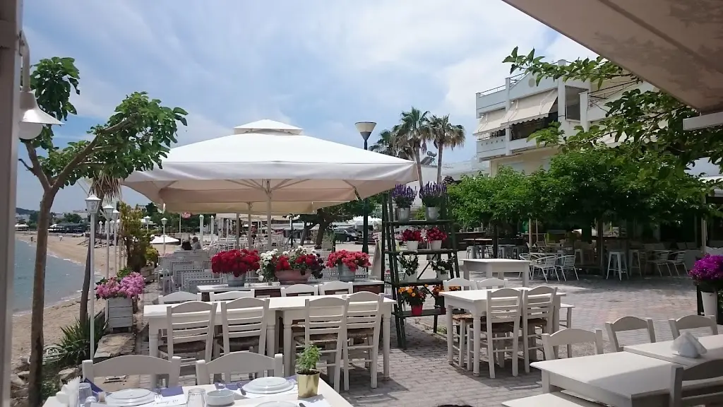 Ντομάτα Restaurant in Néa Péramos