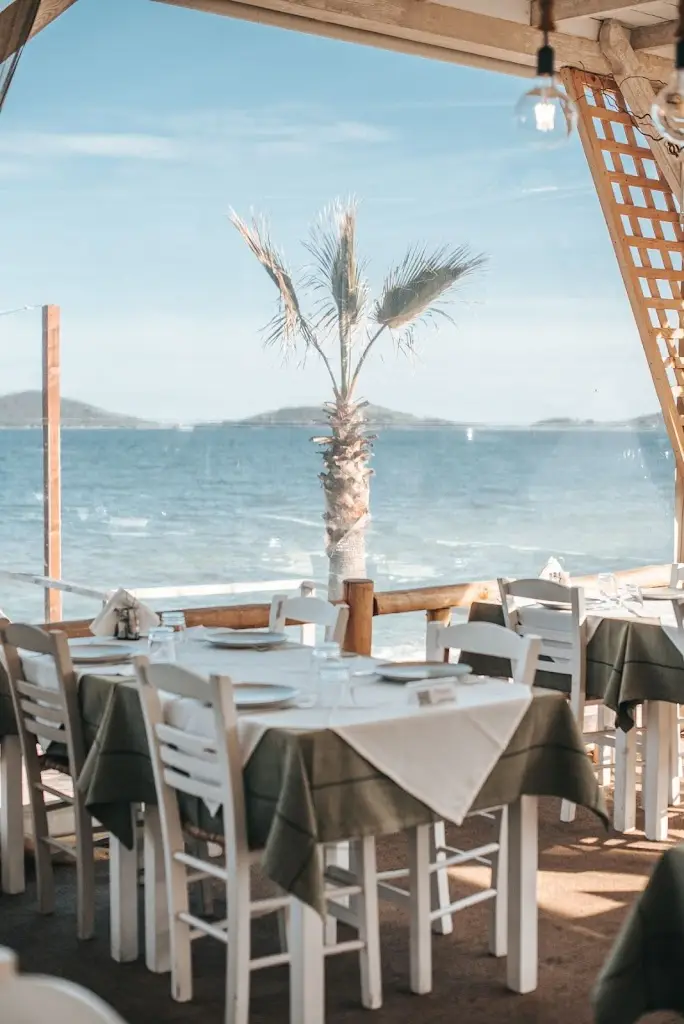 Apomero Greek Restaurant_Néa Péramos_slider_image_1