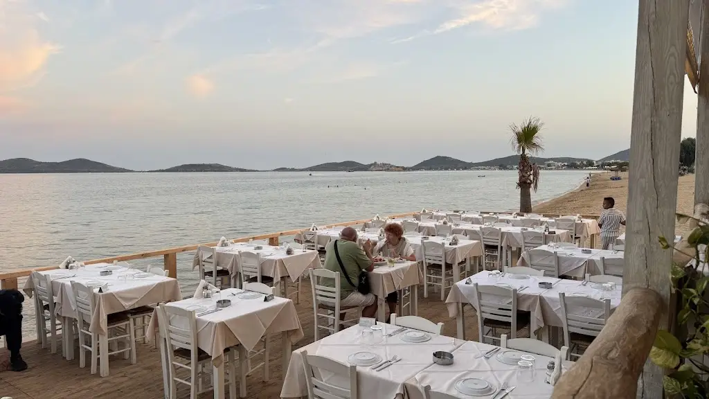 Apomero Greek Restaurant_Néa Péramos_slider_image_3