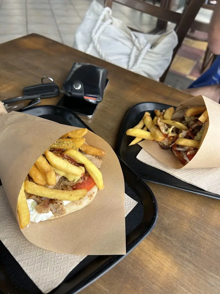 Victoria Simidova_Masa Gyros Snack Bar_Néa Péramos_recensione