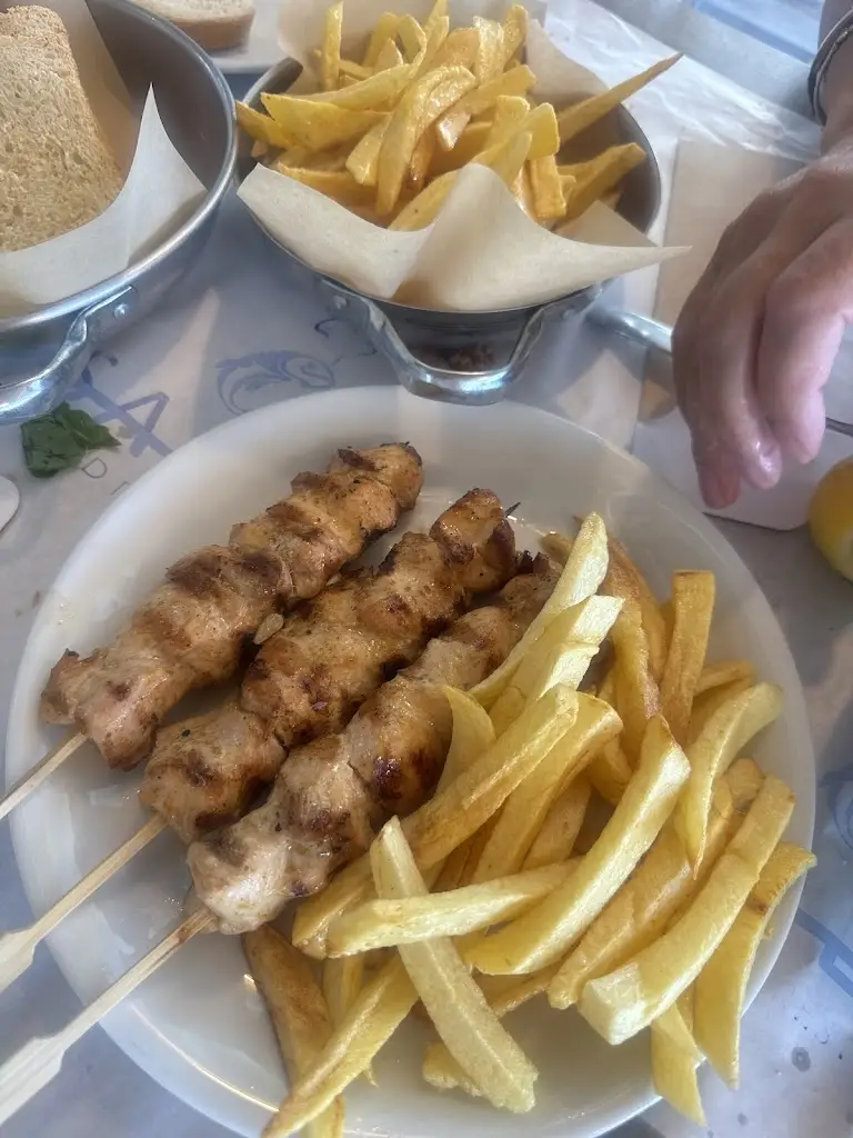 Fato DC_Isalos Taverna_Néa Péramos_review