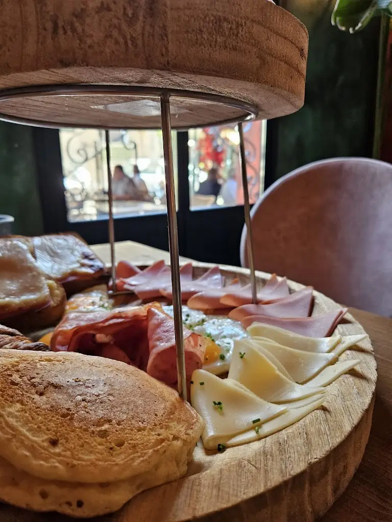 Nassos Valakas_Le grand patron_Aigáleo_Bewertung