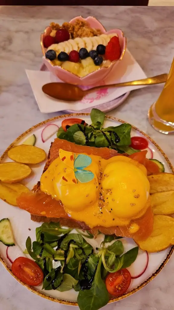 Anna Stampoulaki_To Kavouri_Néa Péramos_review