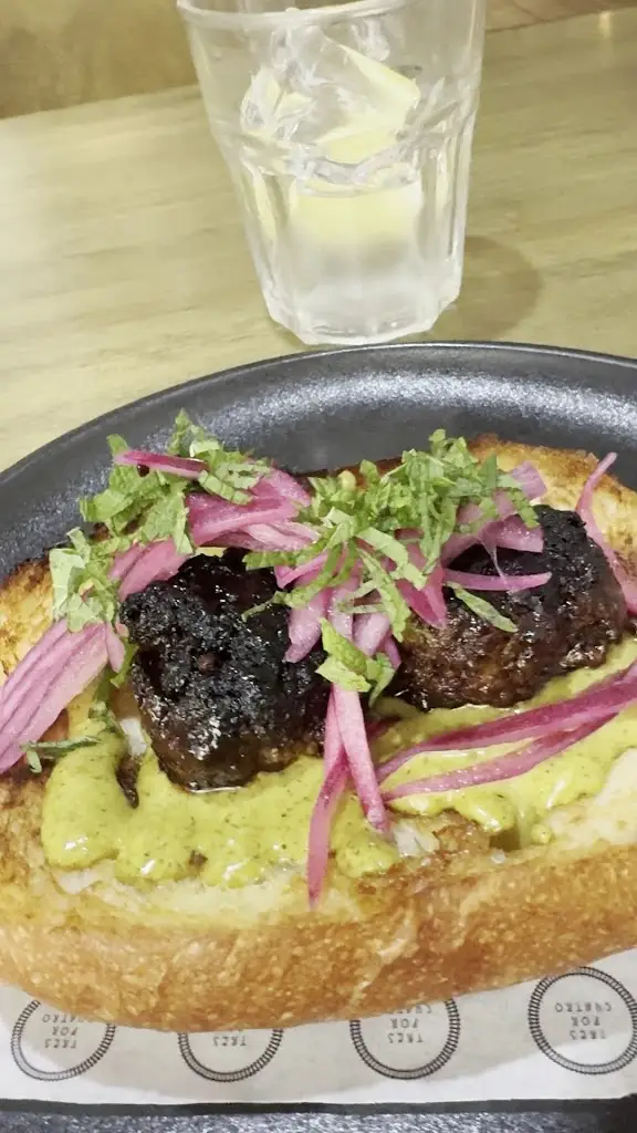 VERi TABLE_Néo Psychikó_slider_image_2