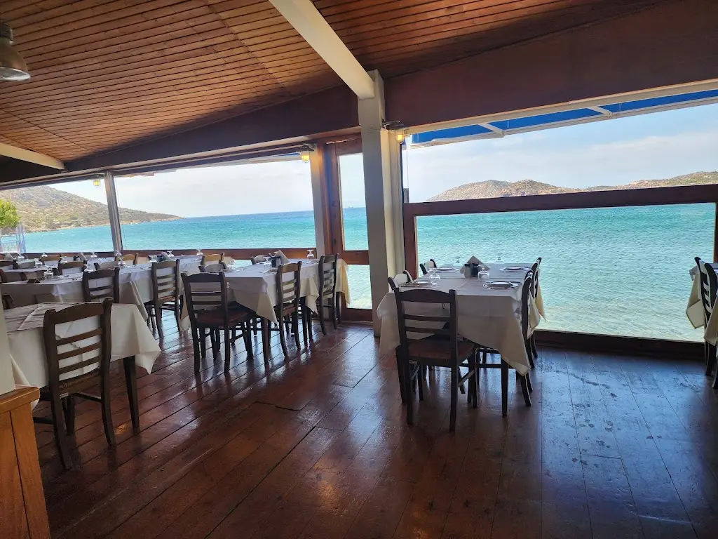 Akrogiali Restaurant in Palaiá Fókaia