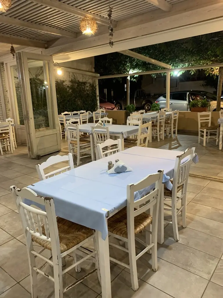 Matthew Scaro_Restaurant Tavern Alexis_Palaiá Fókaia_avis