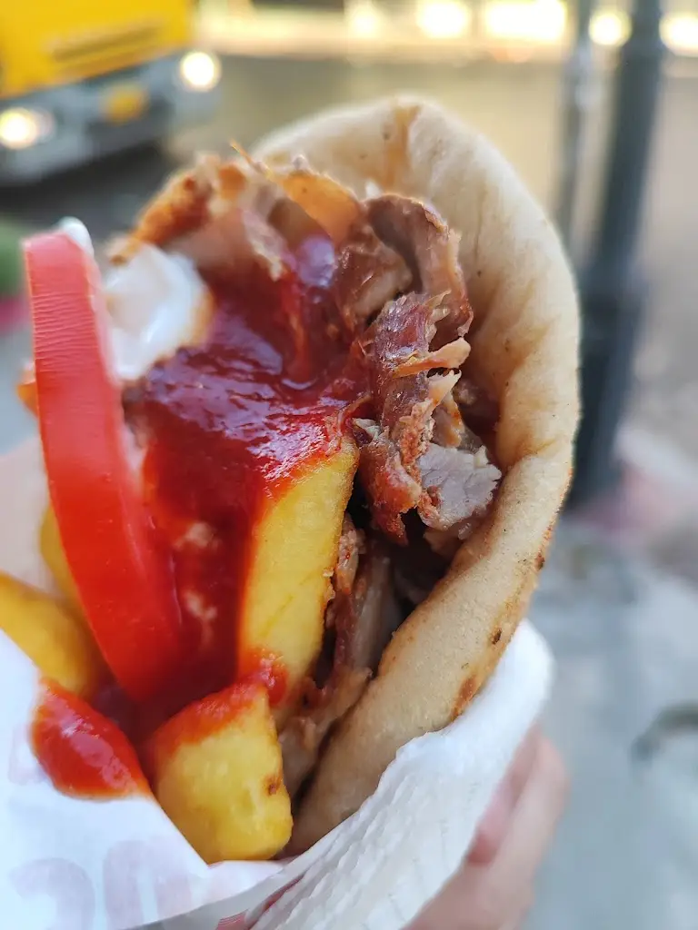 "Μάκης" Ψητοπωλείο-Σουβλατζίδικο Restaurant in Níkaia