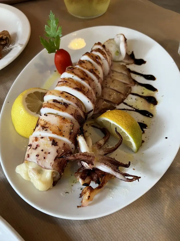 Ilona Khomich_Tsipouradiko Melina_Palaió Fáliro_review