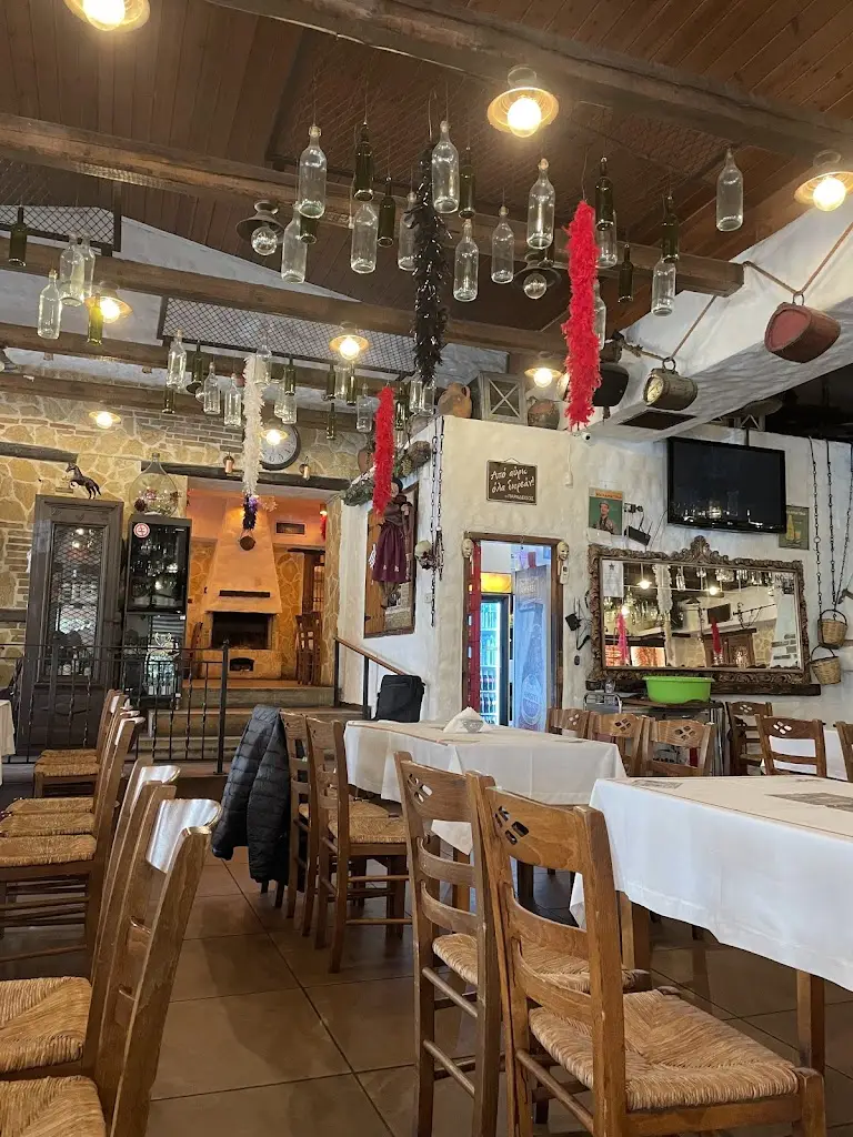 Tavern Paradeisos Restaurant in Petroúpolis