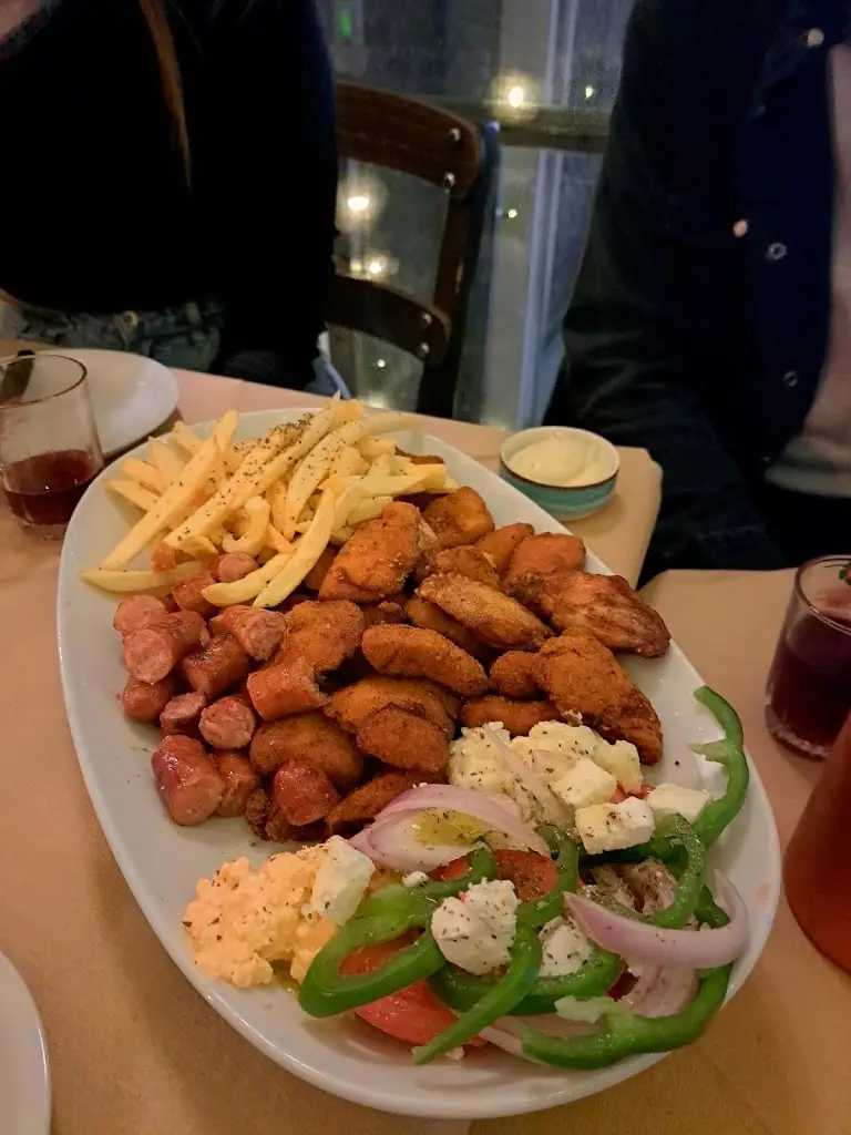 Olina Vasilopoulou_Kaphepoínō_Petroúpolis_review