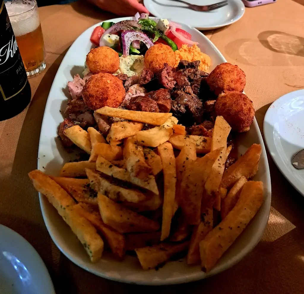 Kaphepoínō Restaurant in Petroúpolis