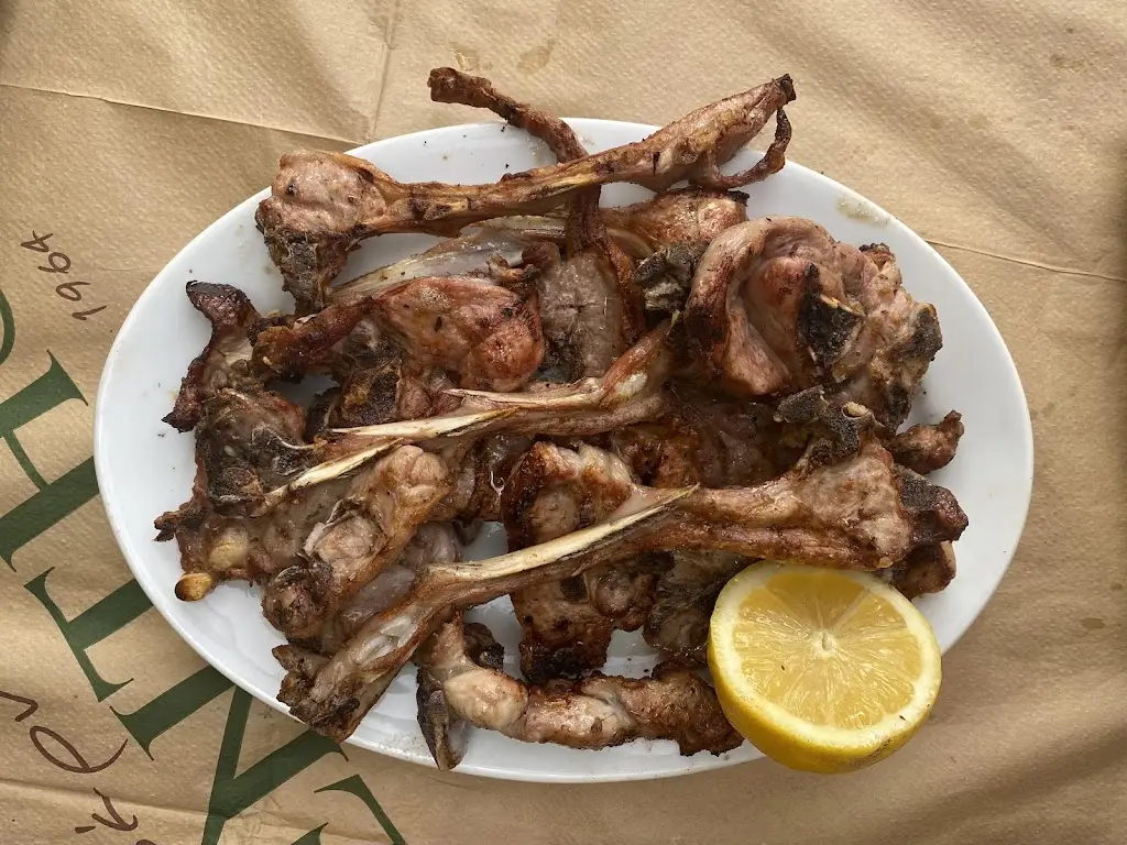 Kalliope Tsouroupidou_Ταβέρνα Λεβέντης_Petroúpolis_reseña