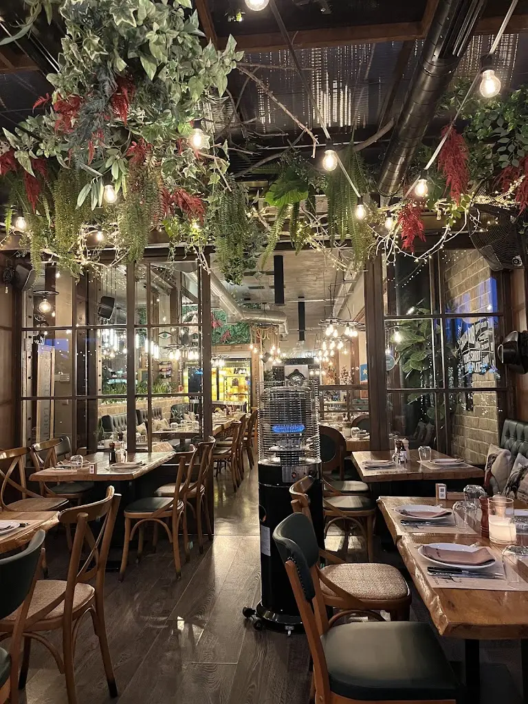 georgios kostas_Meat the Stars_Pikérmi_review