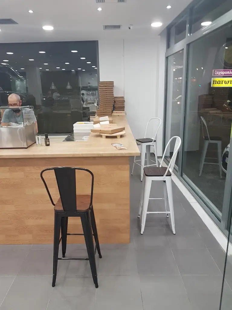 Oliver Bailey_Tavolino Pizza_Pikérmi_review