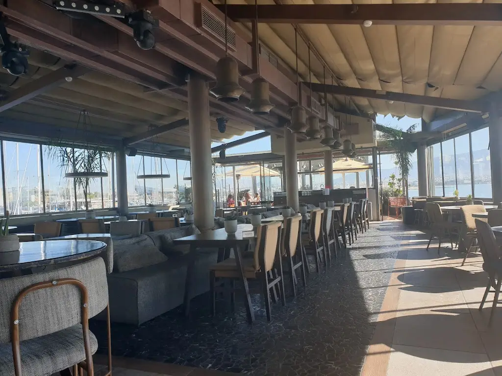 Istioploikos_Piraeus_slider_image_3