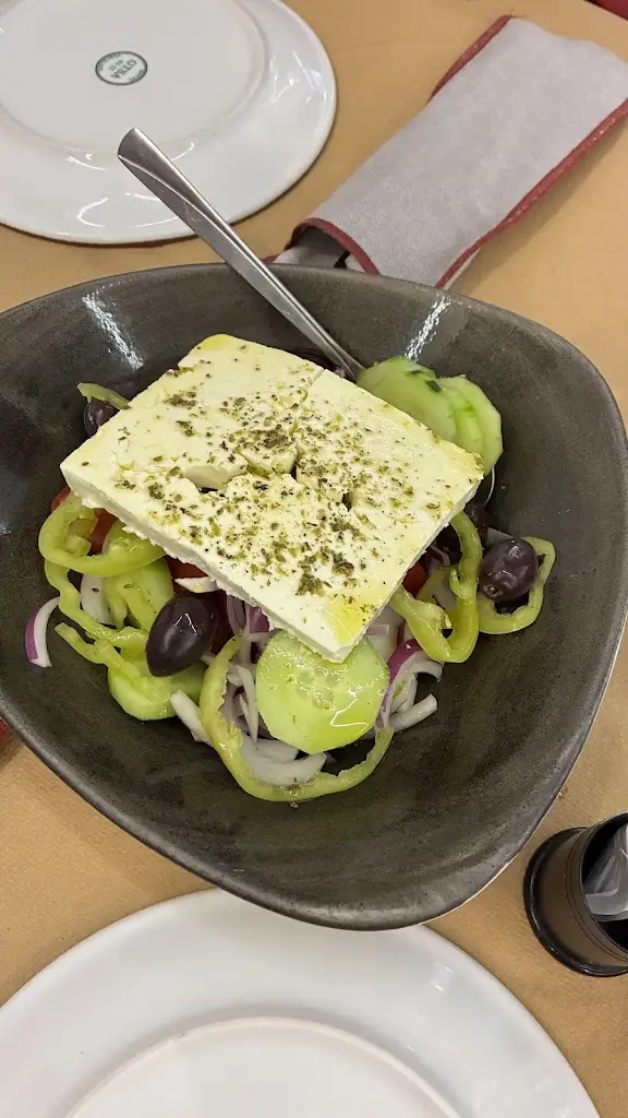 Dan de la Cruz_Refene_Piraeus_review