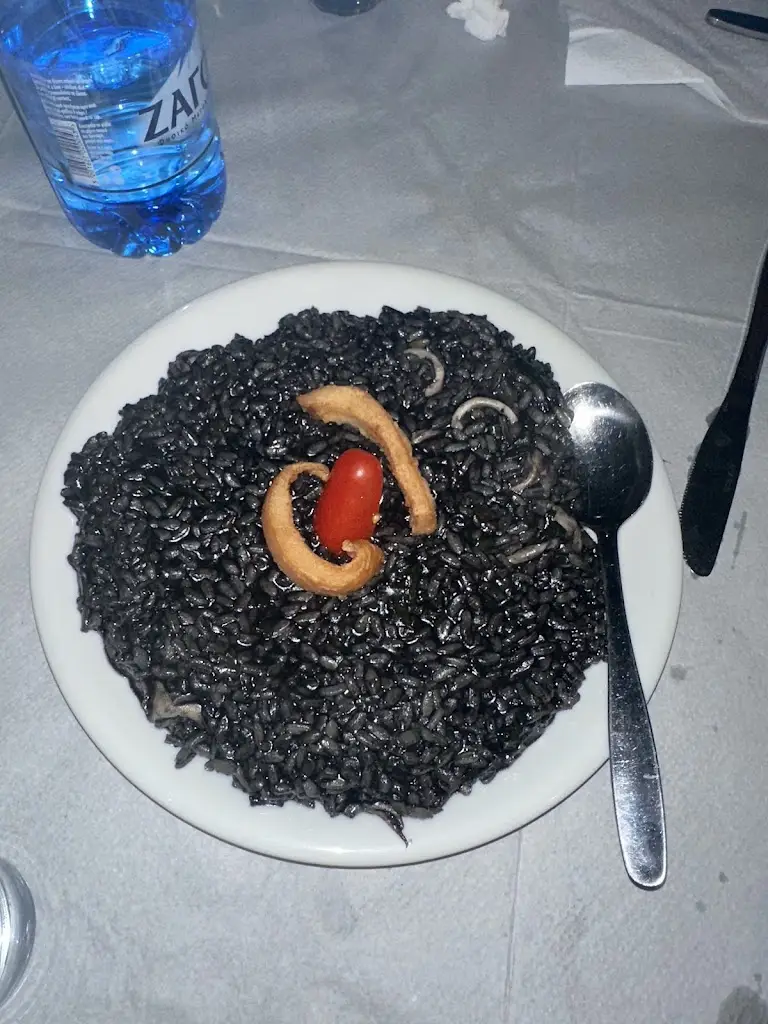 Eleftherios Delimitrou_Yperokeanio_Piraeus_reseña