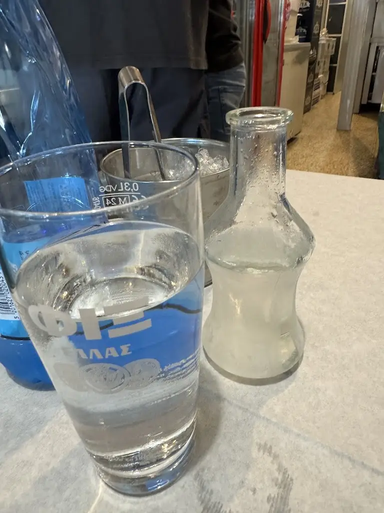 Thanasis Bidakas_Yperokeanio_Piraeus_reseña