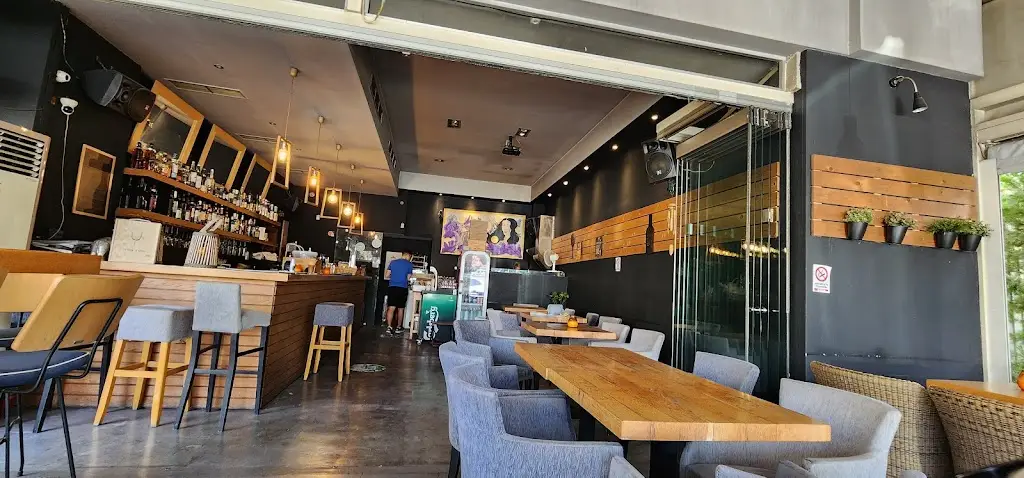 LaShaunda Johnson_rustic_Saronída_Bewertung