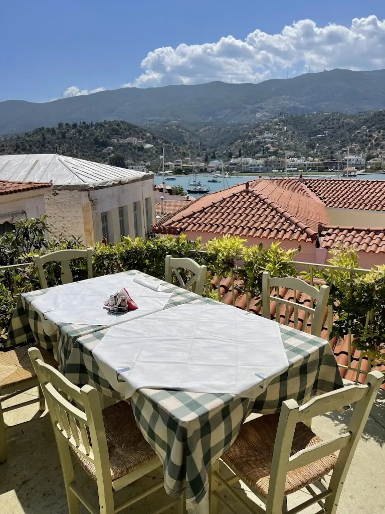 Taverna garden Restaurant in Póros
