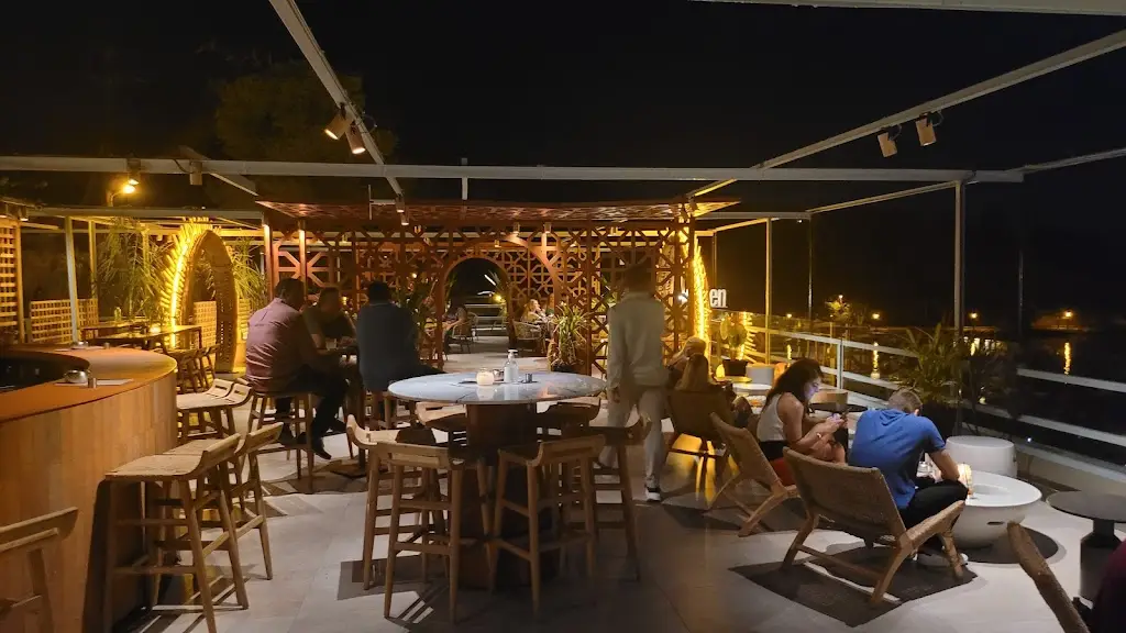 Seen Poros_Póros_slider_image_1