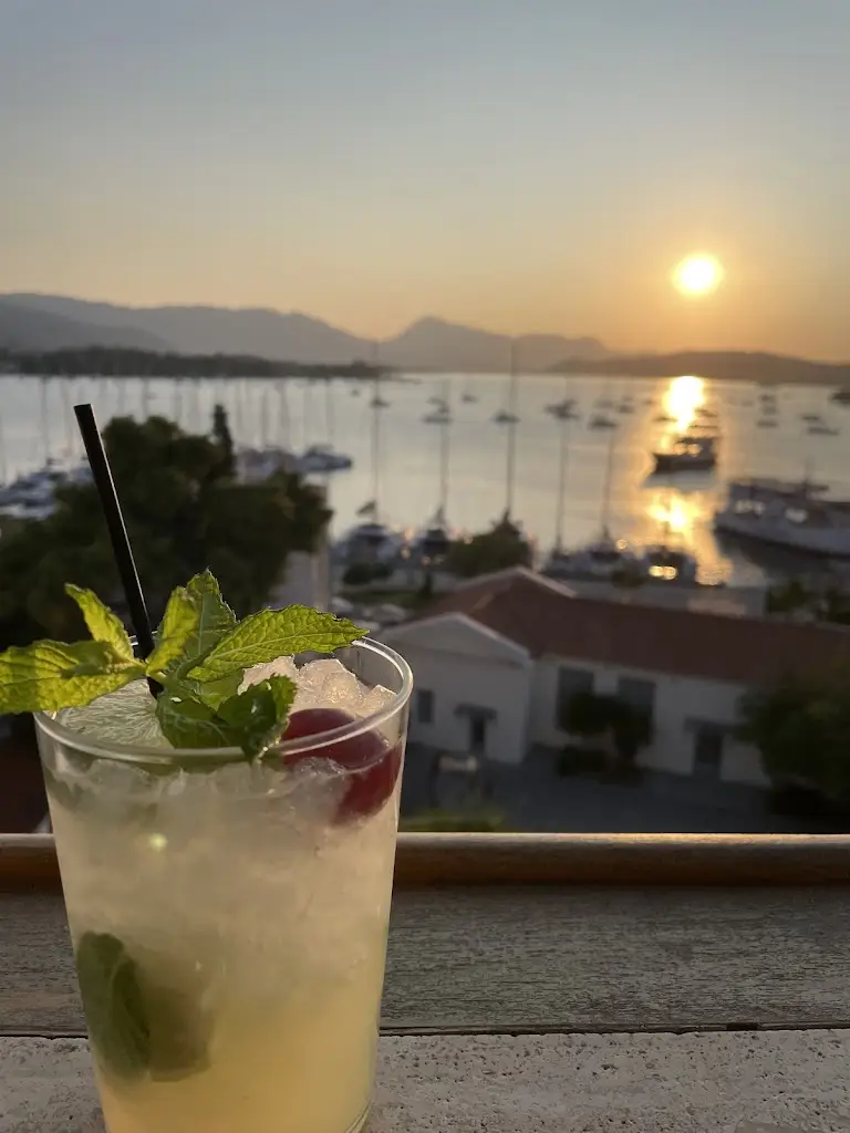 Ruxandra Bucea Ionescu_Oceanis Rooftop Garden Cocktails_Póros_Bewertung