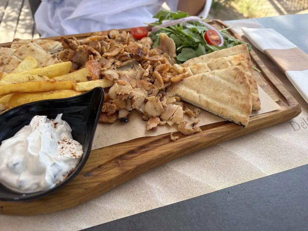 Ena Mesihovic_MANGO Lounge Bar - Restaurant_Ágios Stéfanos_Bewertung