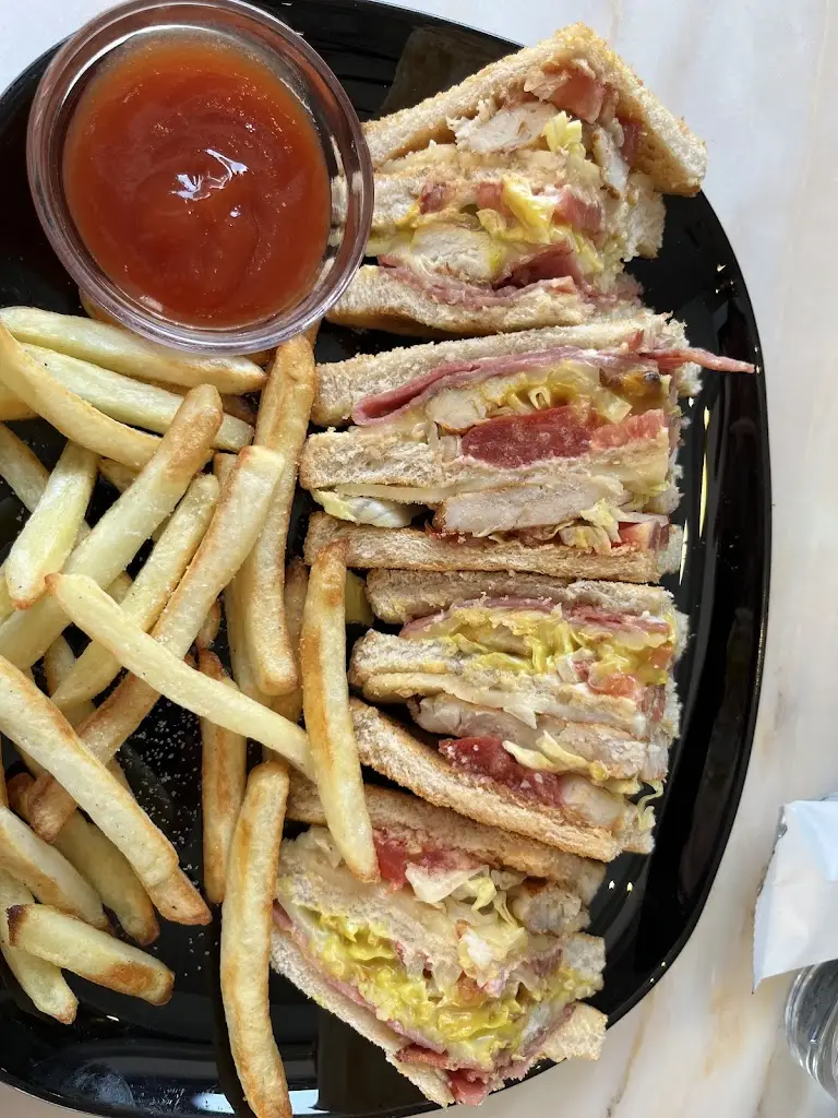 Flora P_Sofianos George_Spáta_review