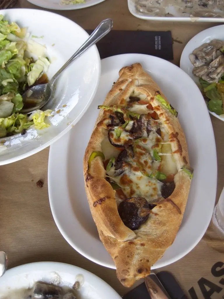 Simultanious_Rapture_Gavas Reastaurant_Skála Oropoú_avis