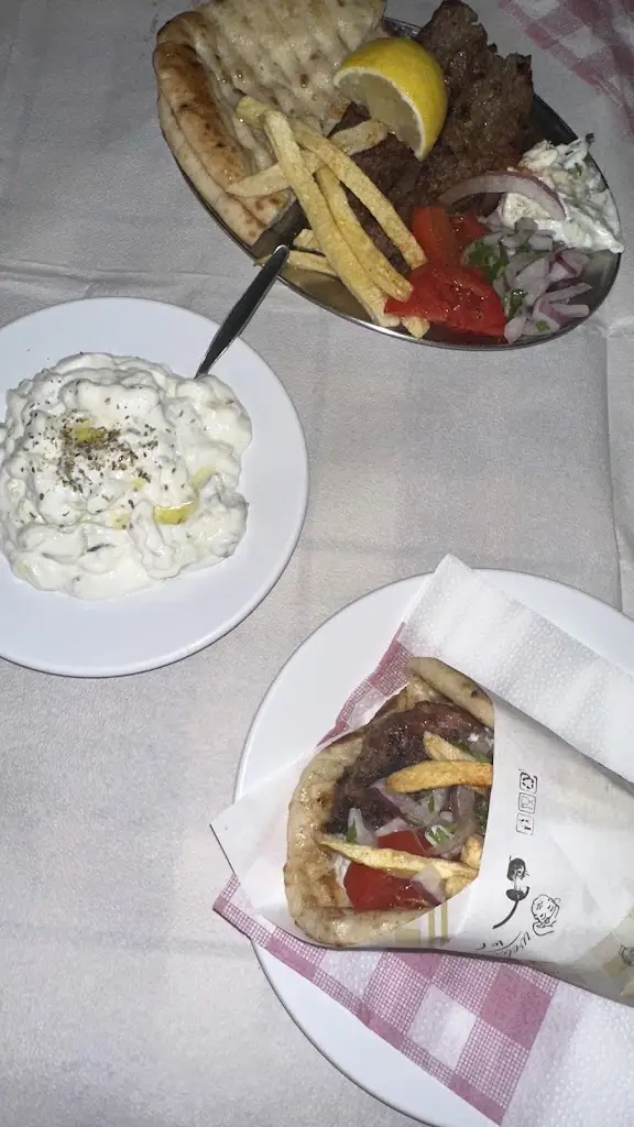 R C_Ψητοπολειο Γύρο Γύρο Όλοι Παναγιώτης Κατερίνα_Skála Oropoú_Bewertung