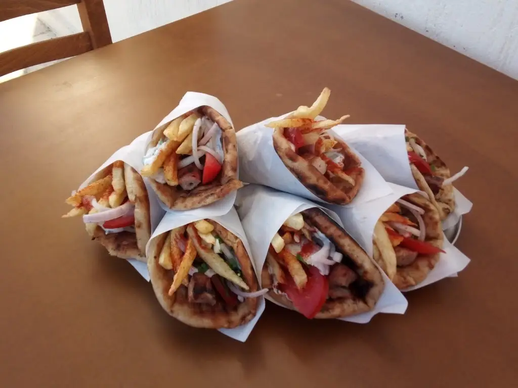 Ψητοπολειο Γύρο Γύρο Όλοι Παναγιώτης Κατερίνα_Skála Oropoú_slider_image_3