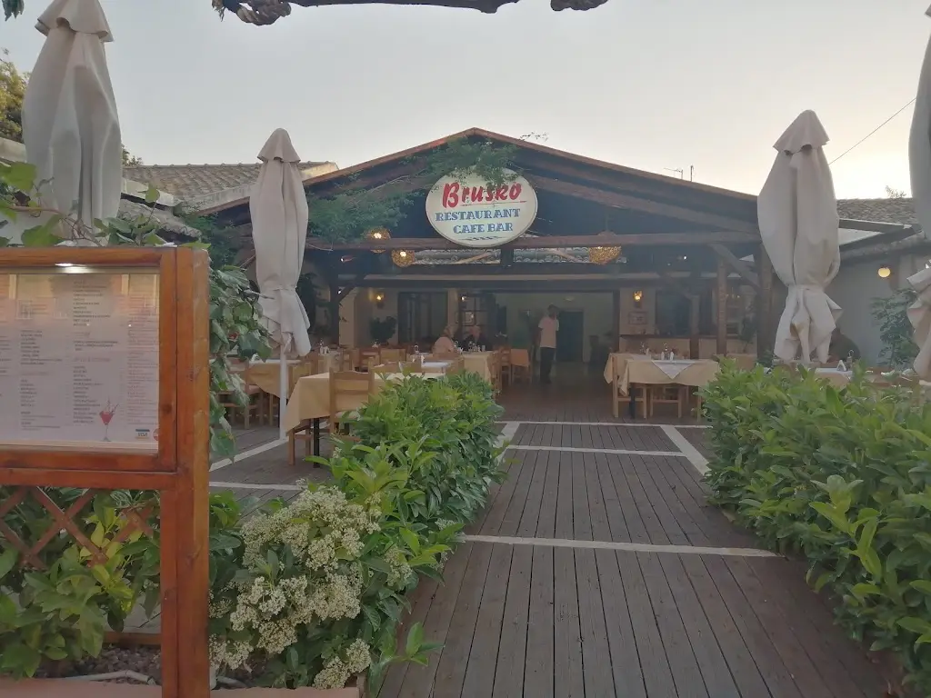 Tracey Hall_Brusko_Ágios Stéfanos_review