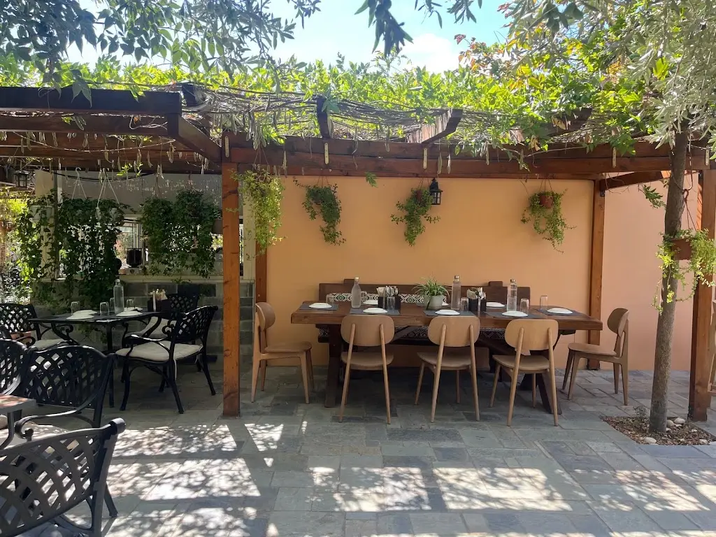 Anne Maguire_To Perivoli sti Vari Farm-to-fork Restaurant_Vári_Bewertung