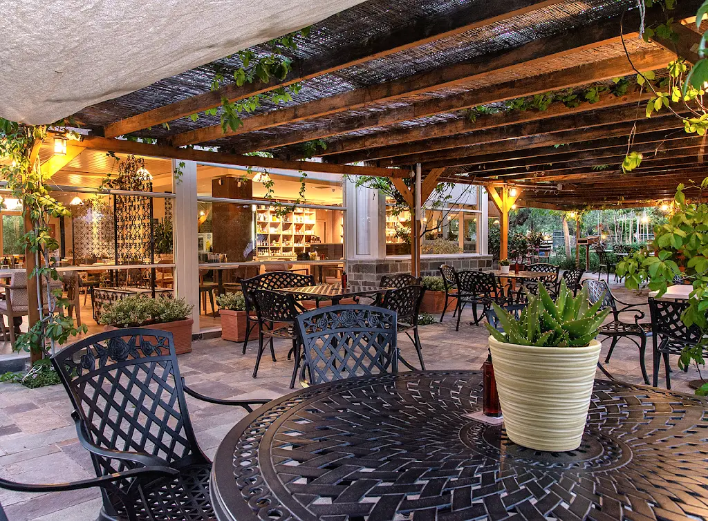 To Perivoli sti Vari Farm-to-fork Restaurant_Vári_slider_image_1