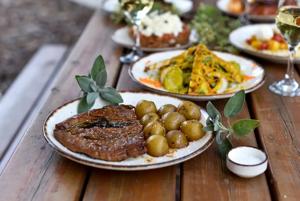 To Perivoli sti Vari Farm-to-fork Restaurant_Vári_slider_image_3