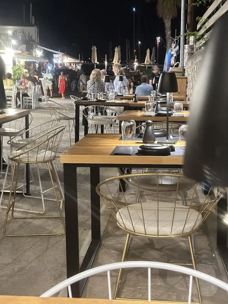 Kazoku_Spétses_slider_image_1