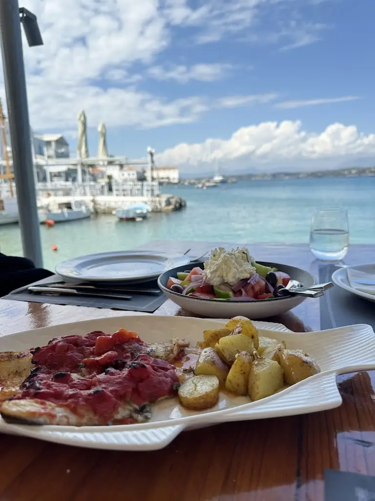 Joanna L_MOURAYO_Spétses_review