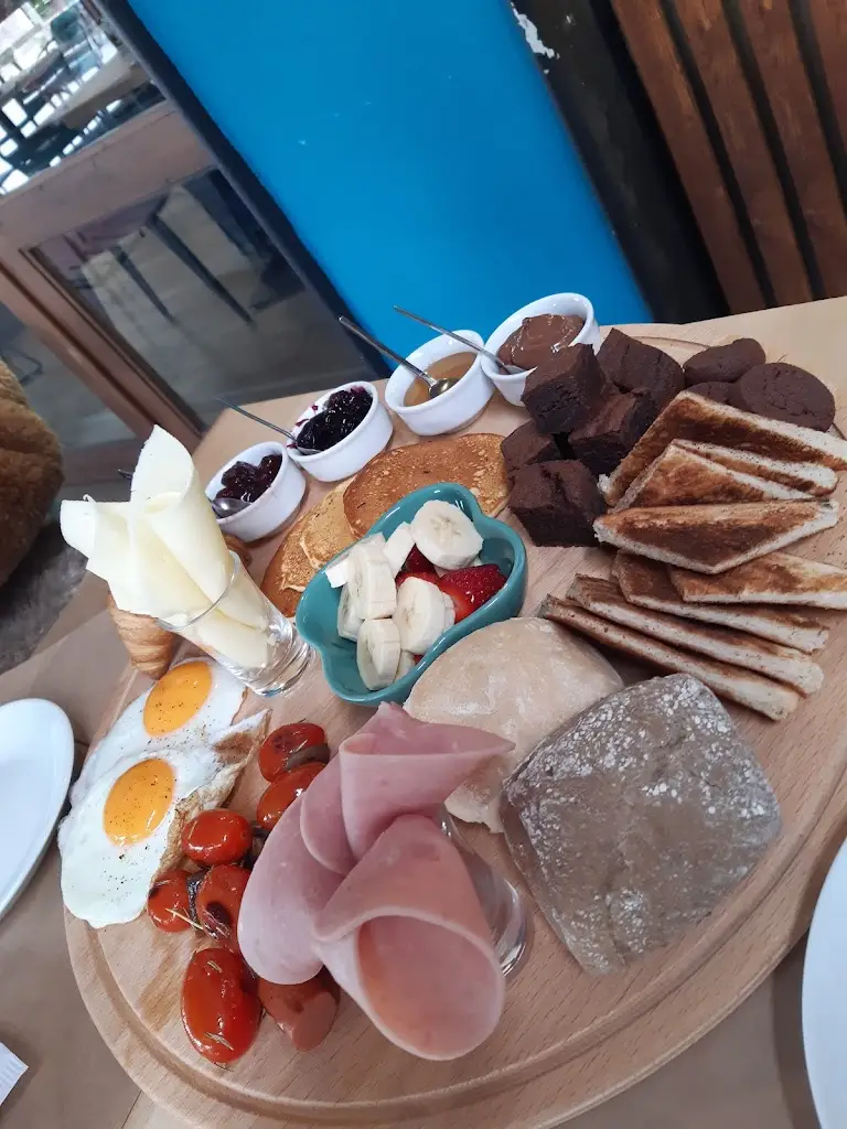 Yaprak Sari_M project_Távros_reseña