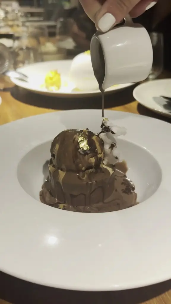 Sameet Sapra_Moorings_Vouliagméni_Bewertung