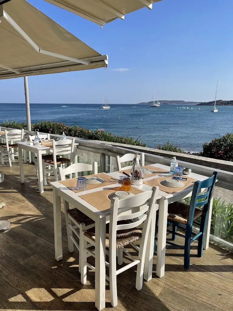 Sardelaki me Thea Restaurant in Vouliagméni