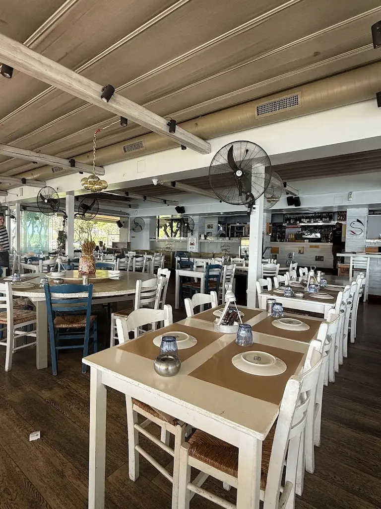 Sardelaki me Thea_Vouliagméni_slider_image_3