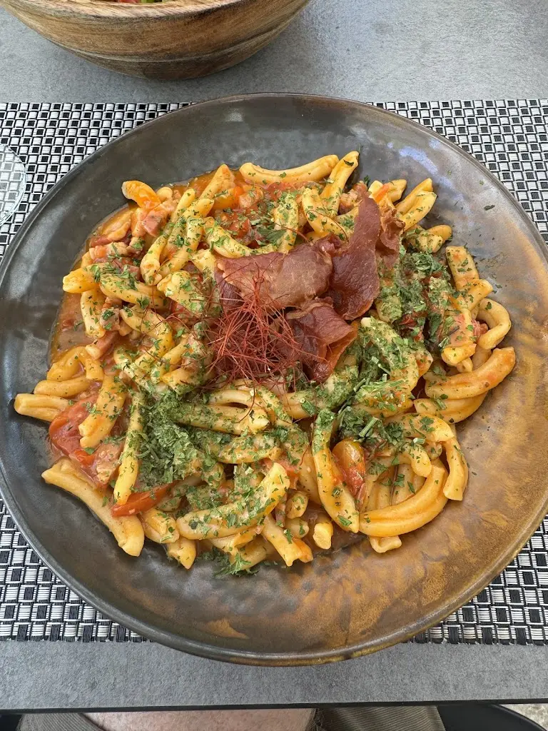 Guy Ankor_Revellers' Row_Vrilissia_Bewertung