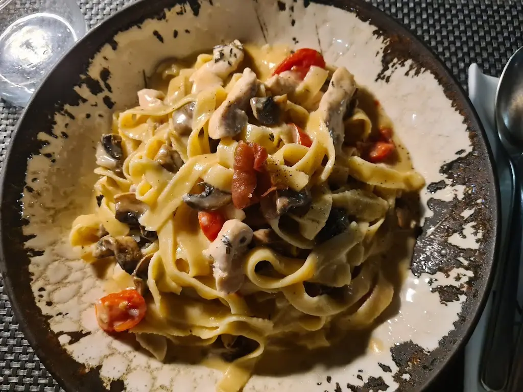 Alexander Barmper_Revellers' Row_Vrilissia_Bewertung