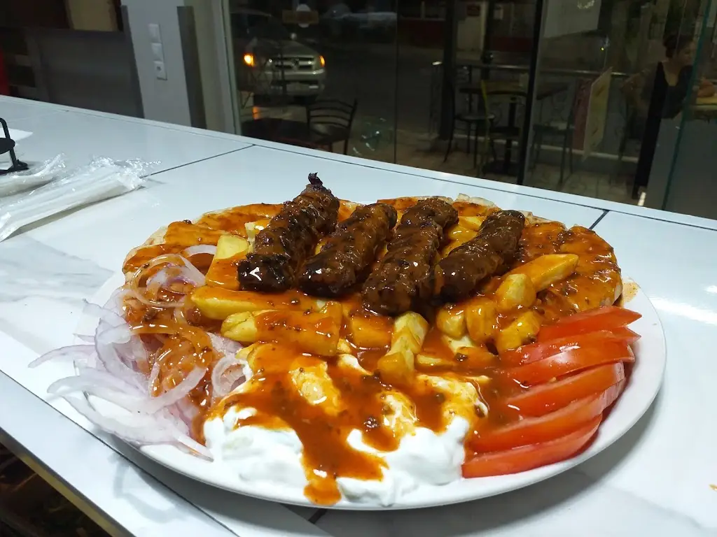 Ο Νικόλας με τη σάλτσα_Zefyri_slider_image_2