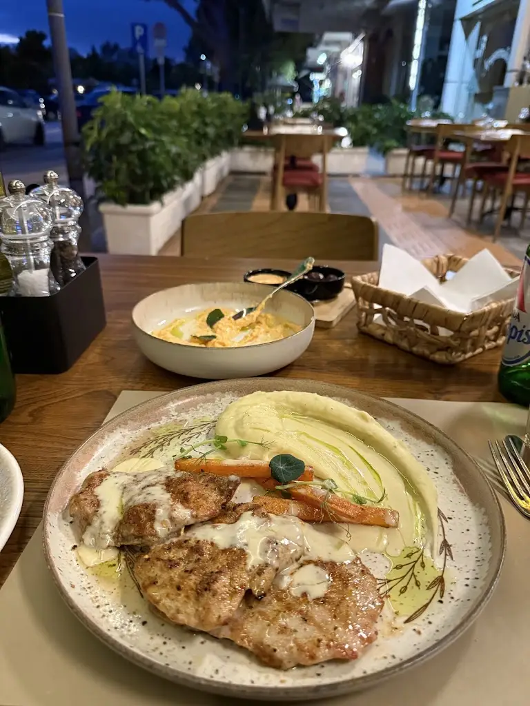 Thomas Huntley_Flame Restaurant_Voúla_review