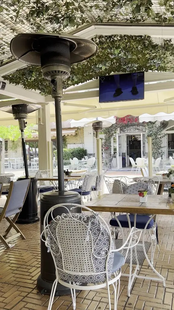 Family Cafe Bar Restaurant_Voúla_slider_image_2