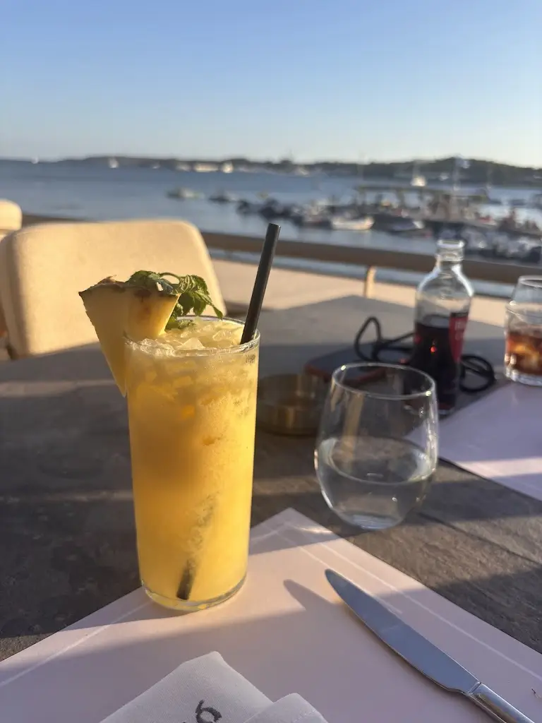 Gabriel Guimarães_DOT Beach Vibes_Voúla_Bewertung